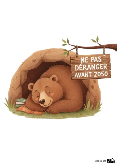 Illustration d'un ours brun dormant dans une grotte. Un panneau en bois suspendu indique « NE PAS DÉRANGER AVANT 2050 ». Style graphique enfantin, couleurs douces. Herbe verte, livres et plaid.