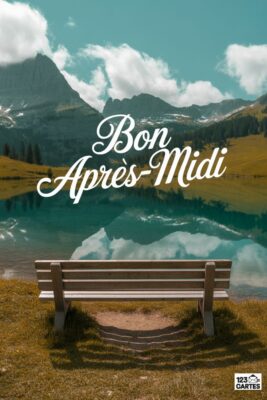 Paysage montagneux avec lac et banc de bois. Ciel bleu et nuages. Inscription « Bon Après-Midi » en blanc. Nature, détente, repos.