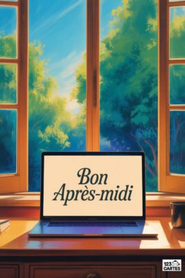 Ordinateur portable ouvert avec « Bon Après-Midi » sur écran, devant fenêtre ouverte sur paysage verdoyant. Lumière du soleil, couleurs chaudes.