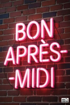 Enseigne néon rose « Bon Après-Midi » sur mur de briques rouges. Typographie lumineuse, style rétro, fond sombre.