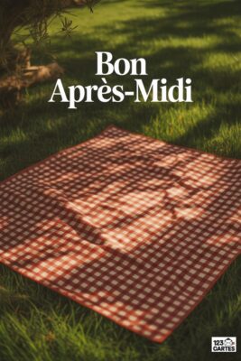 « Bon Après-Midi » sur fond de pelouse verte. Nappe à carreaux rouges et blancs, ombres d'arbres. Scène de pique-nique ensoleillée.