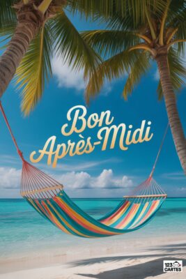 Ciel bleu, palmiers et hamac coloré sur plage. Texte « Bon Après-Midi » doré. Mer turquoise en arrière-plan. Carte postale vacances.