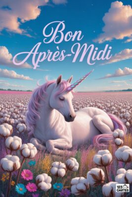 Licorne couchée dans un champ de coton, avec l'inscription « Bon Après-Midi ». Couleurs pastel : crinière rose, ciel bleu, nuages ​​blancs, fleurs de coton. Carte de vœux.