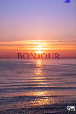 Coucher de soleil sur l’océan avec ciel orangé et violet. Le mot «Bonjour» est inscrit. Reflets solaires sur l’eau calme.