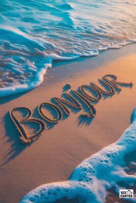 Bonjour écrit dans le sable sur une plage. vagues bleues et blanches déferlant bord. ciel orangé en arrière-plan. texte de carte postale.