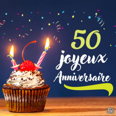 Muffin au chocolat avec bougies, décoré d'une cerise, sur fond bleu. Texte 50 Joyeux Anniversaire et confettis colorés.